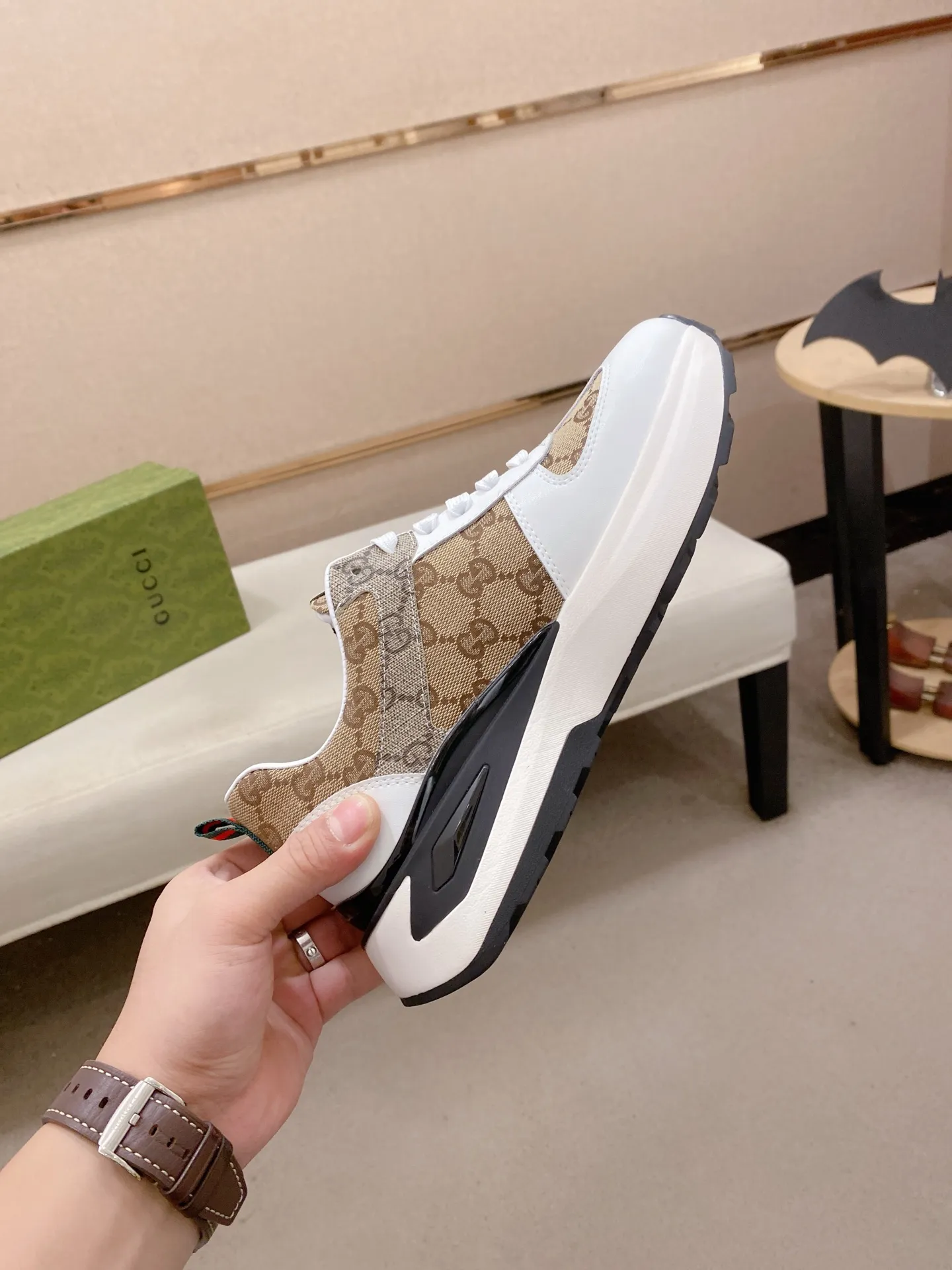 Factory price 442 men's shoes 💰New GUCCI (Gucci) counters are on the market at the same time, new men's shoes, 😘fabrics are selected imported cowhide, lining: sheepskin lining. 👍🏿 High-end ☄️ air-cushion molded anti-slip rubber outsole, exquisite lines, simple and elegant, comfortable and high-end for leisure travel. Code number: 38 to 44 (45 can be customized and cannot be returned or exchanged)